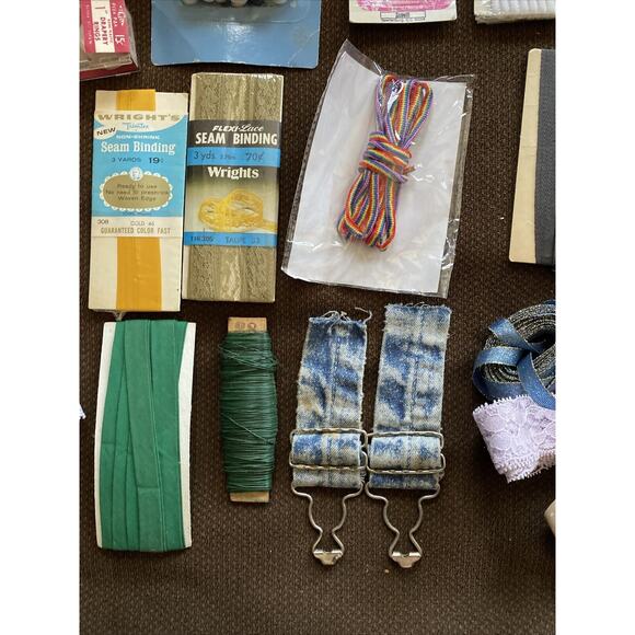 Lot of 36 New/Vtg Sewing Notions, Supplies, Buckles,Buttons Tape, Clasps, Ribbon - Picture 9 of 12